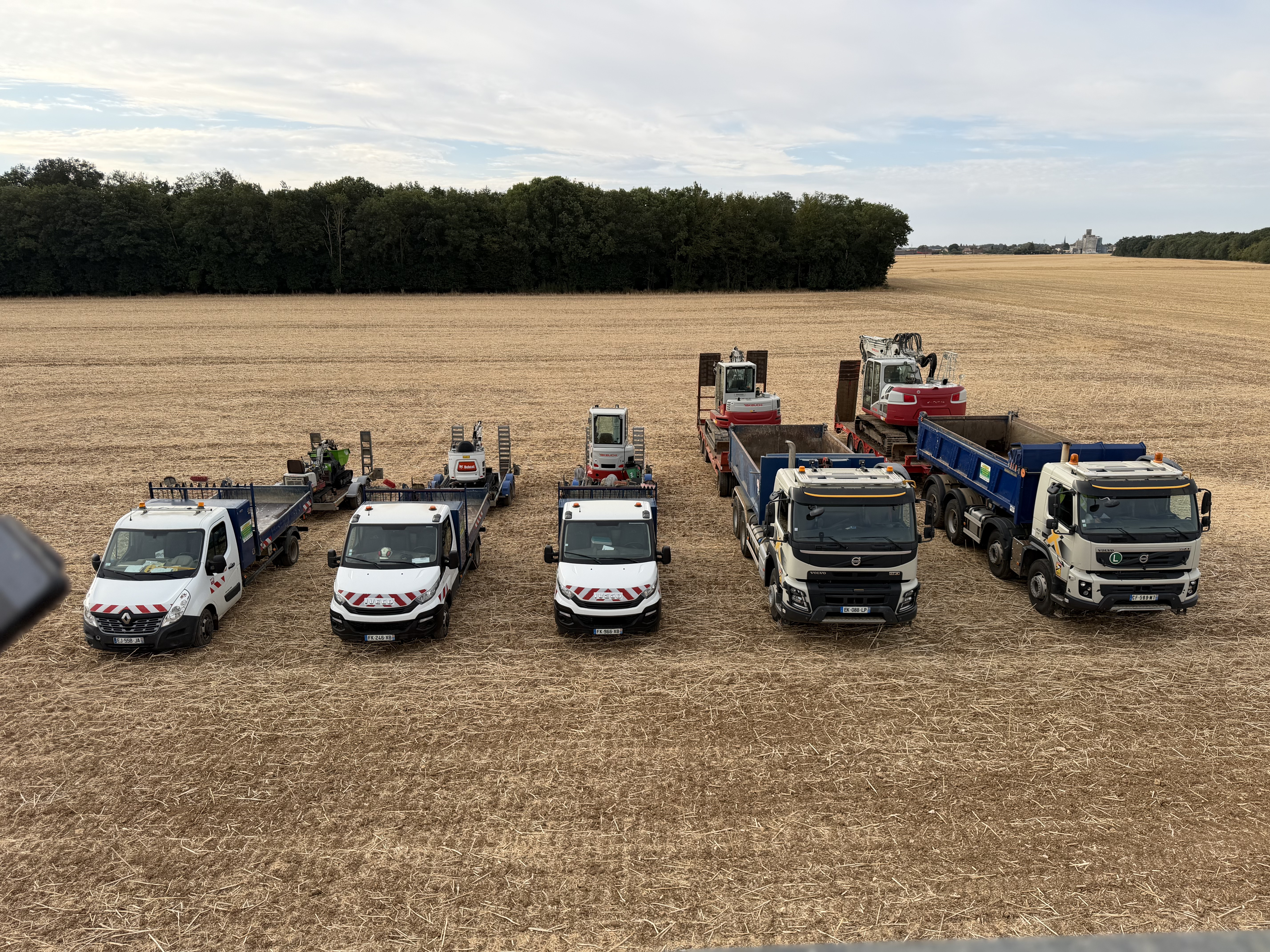 Camions et tracteurs benne chargés de pelles mécaniques