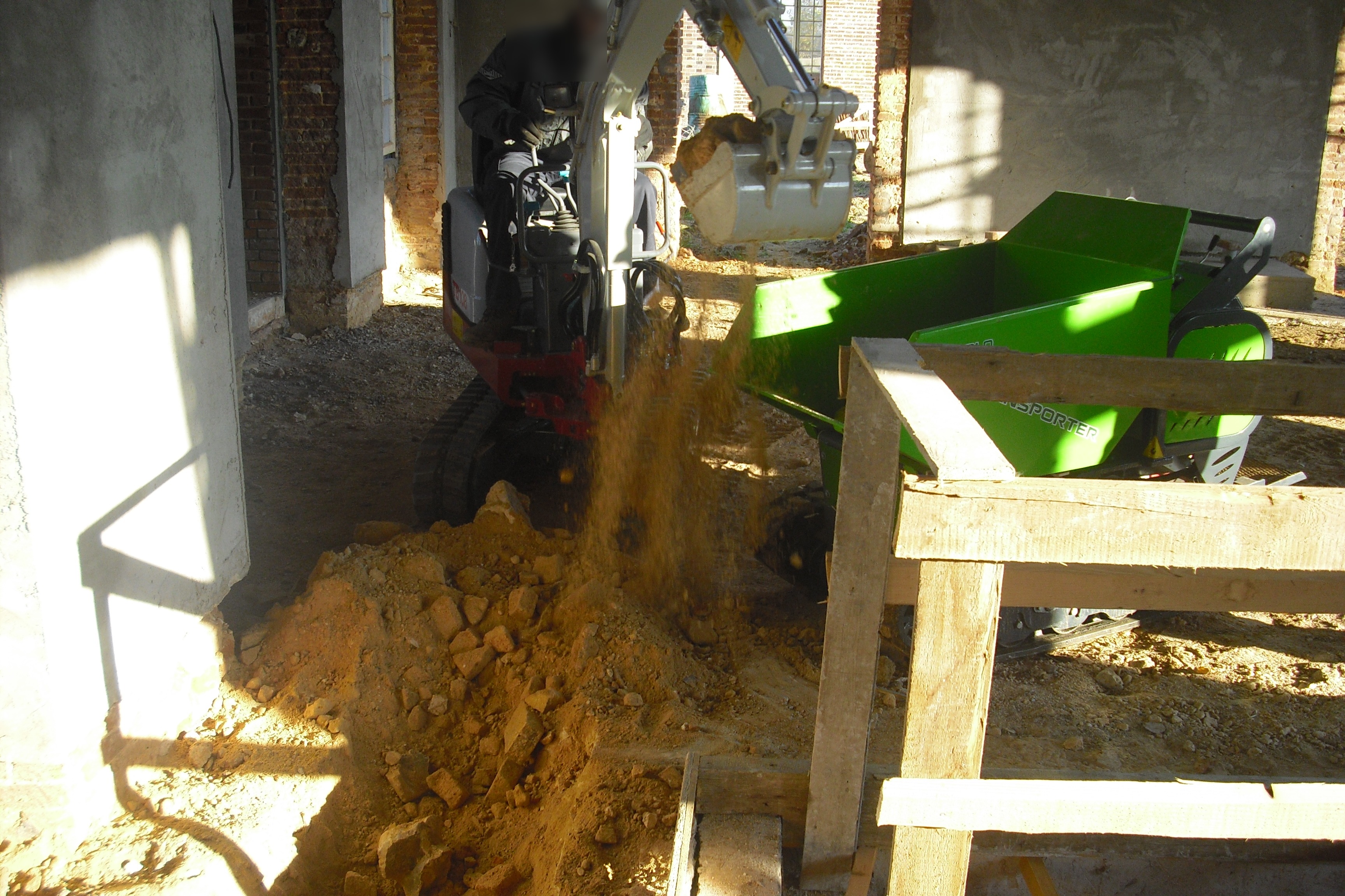 Mini-pelle et mini-dumper sur chantier