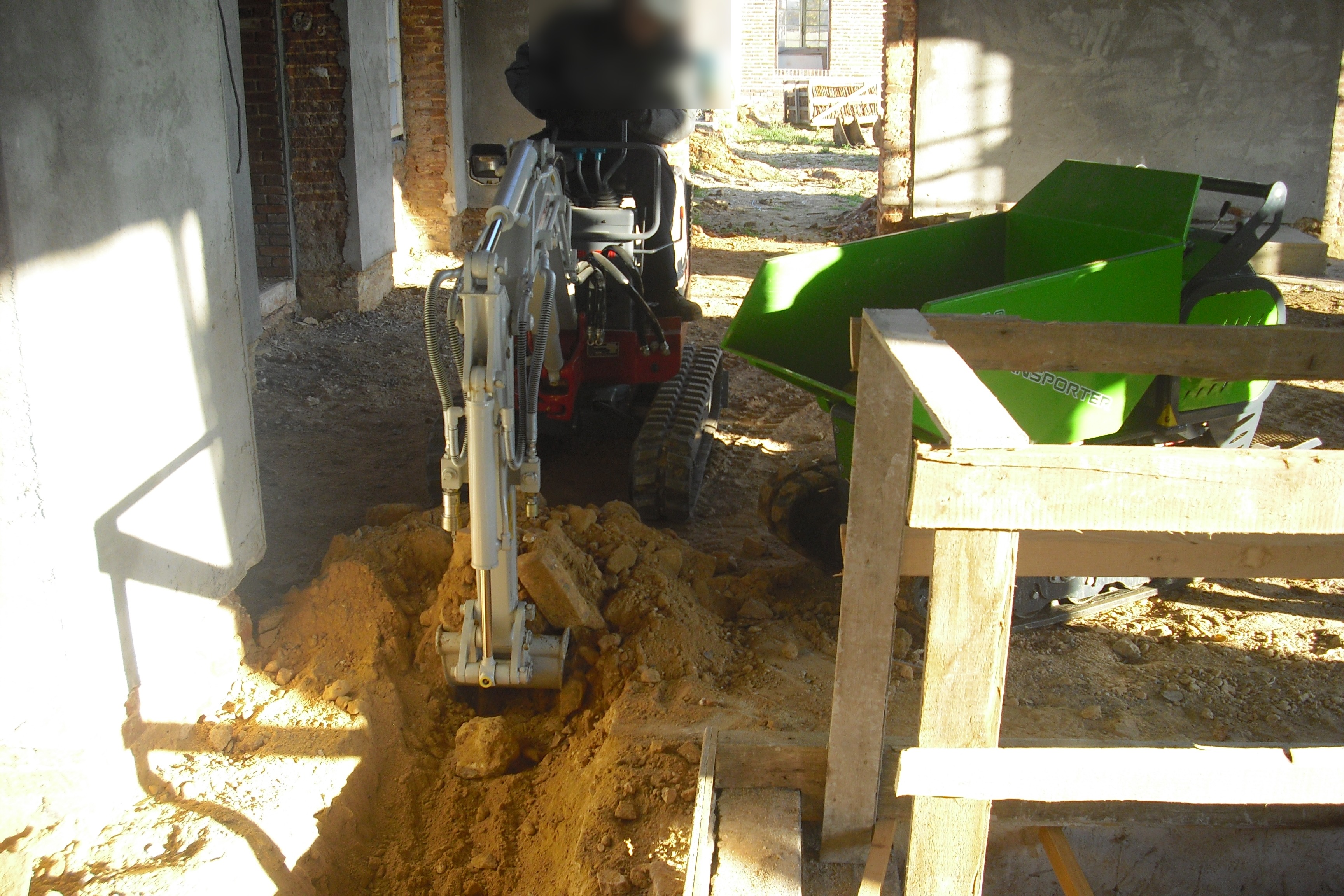 Mini-pelle sur chantier