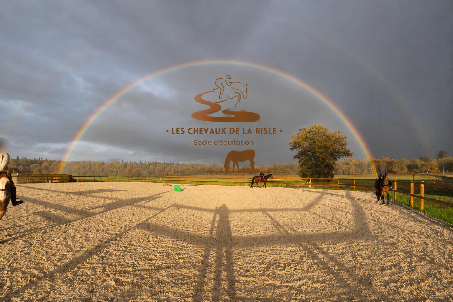 Double arc-en-ciel au-dessus de la carrière équestre, école d'équitation Les Chevaux de la Risle
