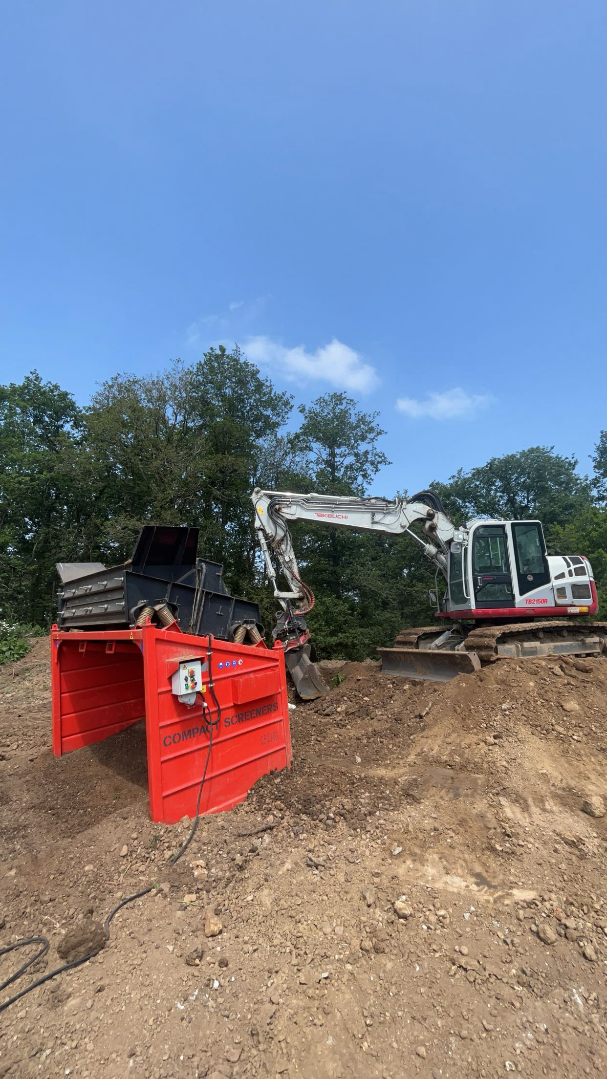 Pelle et cribleur compact sur chantier de recyclage