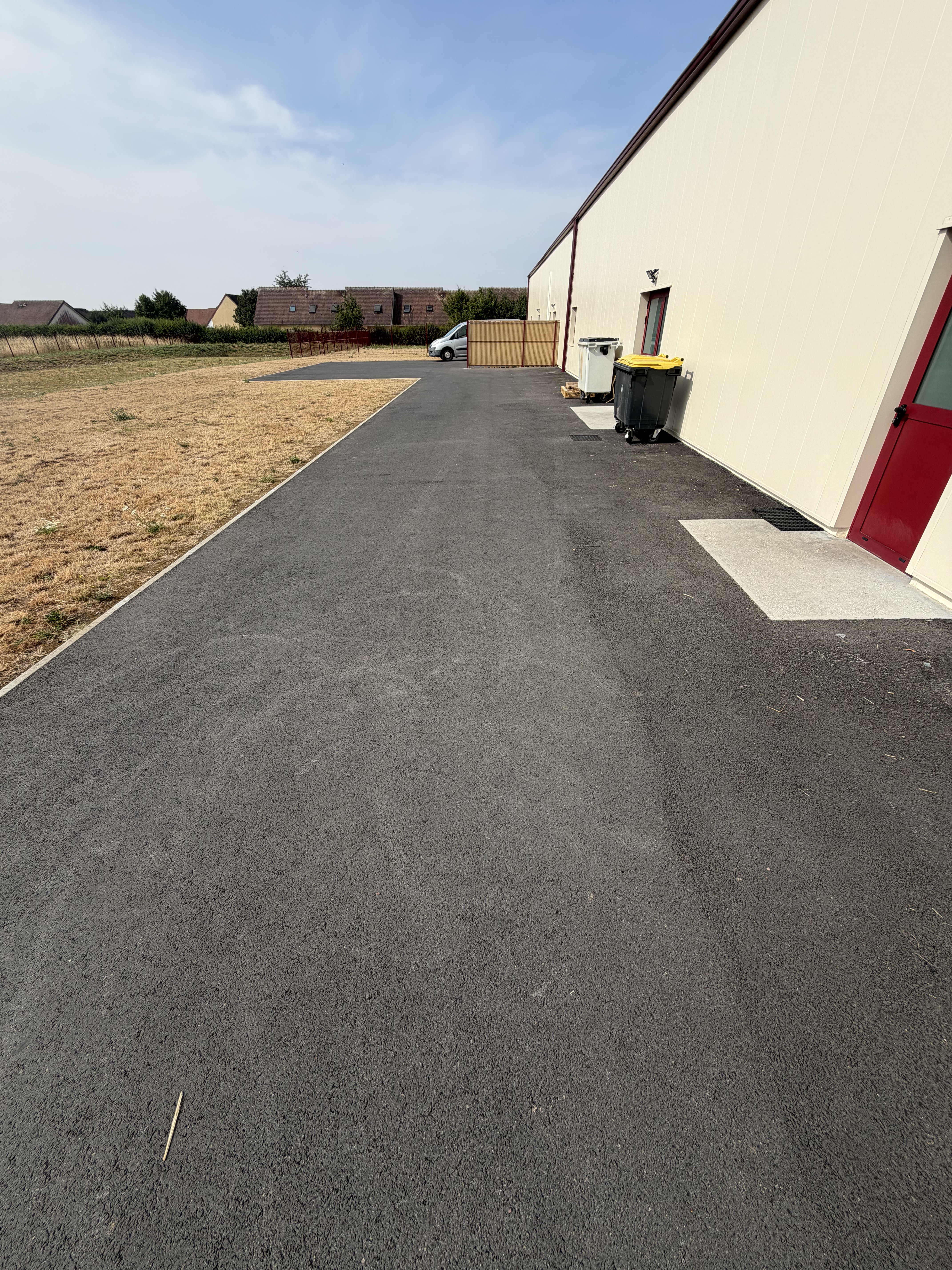 Accès enrobé le long du bâtiment